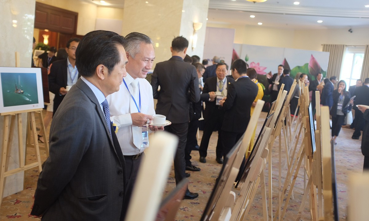Ông Lê Duy Hiệp, Chủ tịch Hiệp hội VLA và Tổng biên tập Tạp chí Vietnam Logistics Review tại gian trưng bày triển lãm ảnh