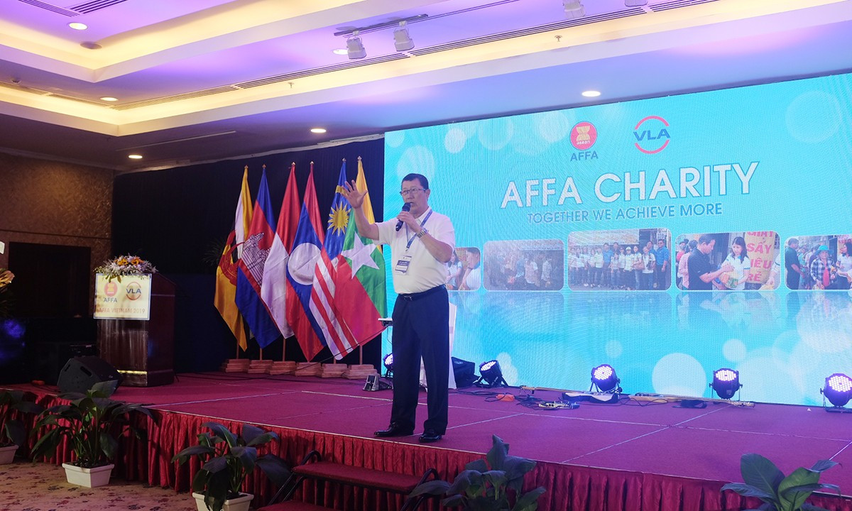 Ông Stanley Lim, Chủ tịch Hiệp hội Logistics Singapore kêu gọi các thành viên AFFA chung tay gây quỹ giúp đỡ trẻ em mắc bệnh ung thư thông qua hoạt động mua ảnh tại triển lãm