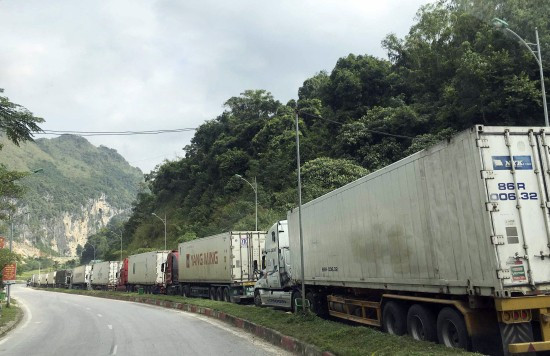 Hàng trăm xe container thanh long bị ùn ứ nhiều ngày ở khu vực cửa khẩu quốc tế Tân Thanh, Lạng Sơn những ngày cuối tháng 11/2019 - Ảnh: Bảo An