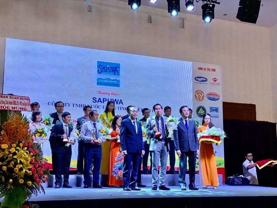 Tổng Giám đốc Lê Như Vũ nhận cúp Vàng và cúp Top 10 thương hiệu Việt uy tín lần thứ 15 – năm 2019