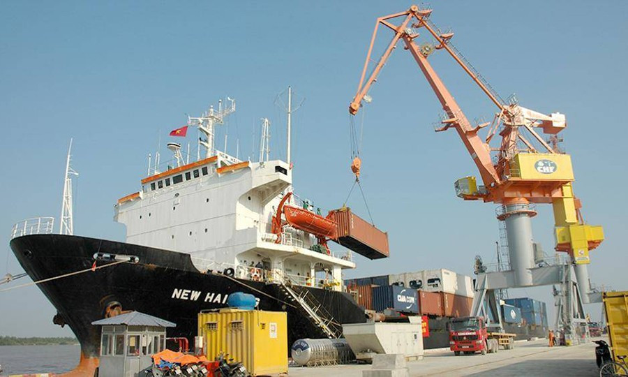 Tàu nước ngoài bốc dỡ hàng tại cảng Hải Phòng.