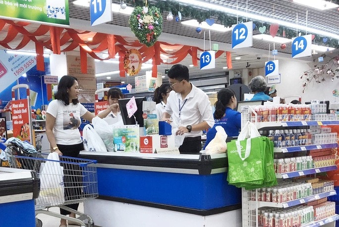 Tuyển dụng lao động làm việc thời vụ tăng cao vì nhu cầu mua sắm của người dân trong dịp Tết