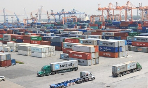 Hoạt động xuất nhập khẩu tại cảng Tân Vũ, Hải Phòng - Ảnh: T.Bình