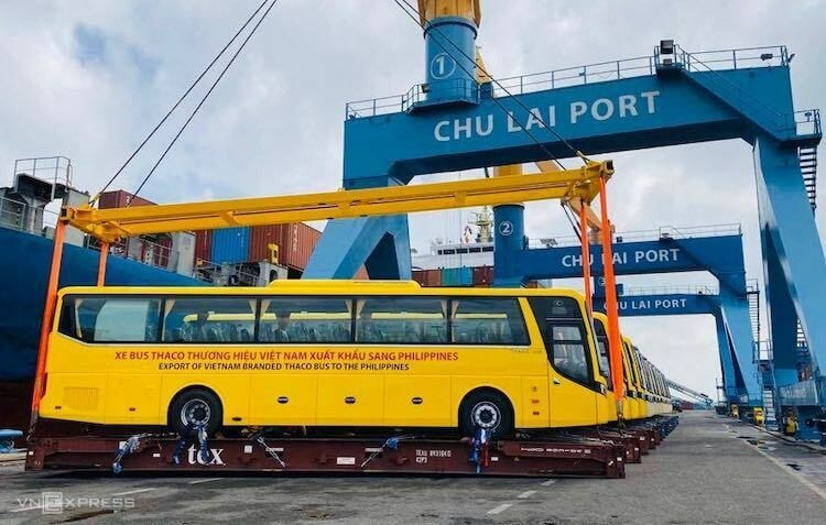 Lô xe bus đầu tiên được Thaco xuất khẩu sang thị trường Philippines ngày 28-12-2019