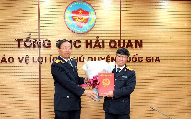 Tổng cục trưởng Nguyễn Văn Cẩn tặng hoa chúc mừng tân Phó Tổng cục trưởng Lưu Mạnh Tưởng (Ảnh: Hải quan Online)