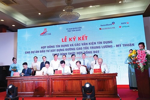 Lễ ký kết hợp đồng tín dụng và các văn kiện tín dụng cho dự án đầu tư xây dựng đường cao tốc TL-MT theo hình thức hợp đồng BOT