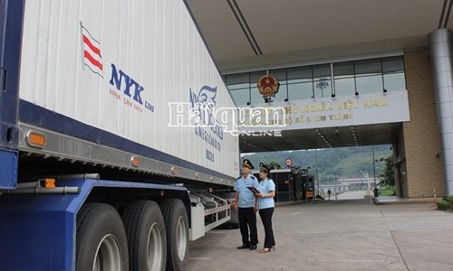 Hoạt động nghiệp vụ tại Chi cục Hải quan cửa khẩu quốc tế Lào Cai - Ảnh: T.Bình