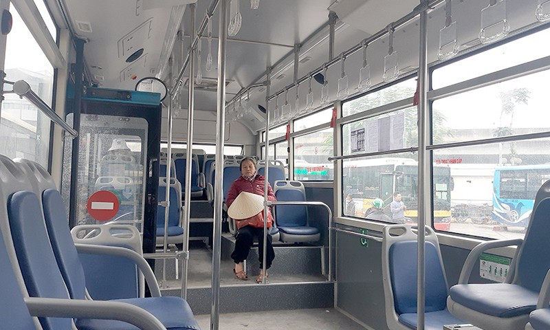 Tuyến buýt số 30 Mỹ Đình - Mai Động xuất phát tại bến xe Mỹ Đình sáng 9/2 chỉ có hai hành khách