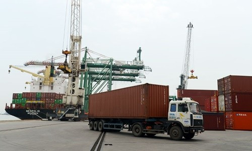 Bốc xếp hàng xuất khẩu tại cảng Hải Phòng - Ảnh: Phạm Hùng. 
