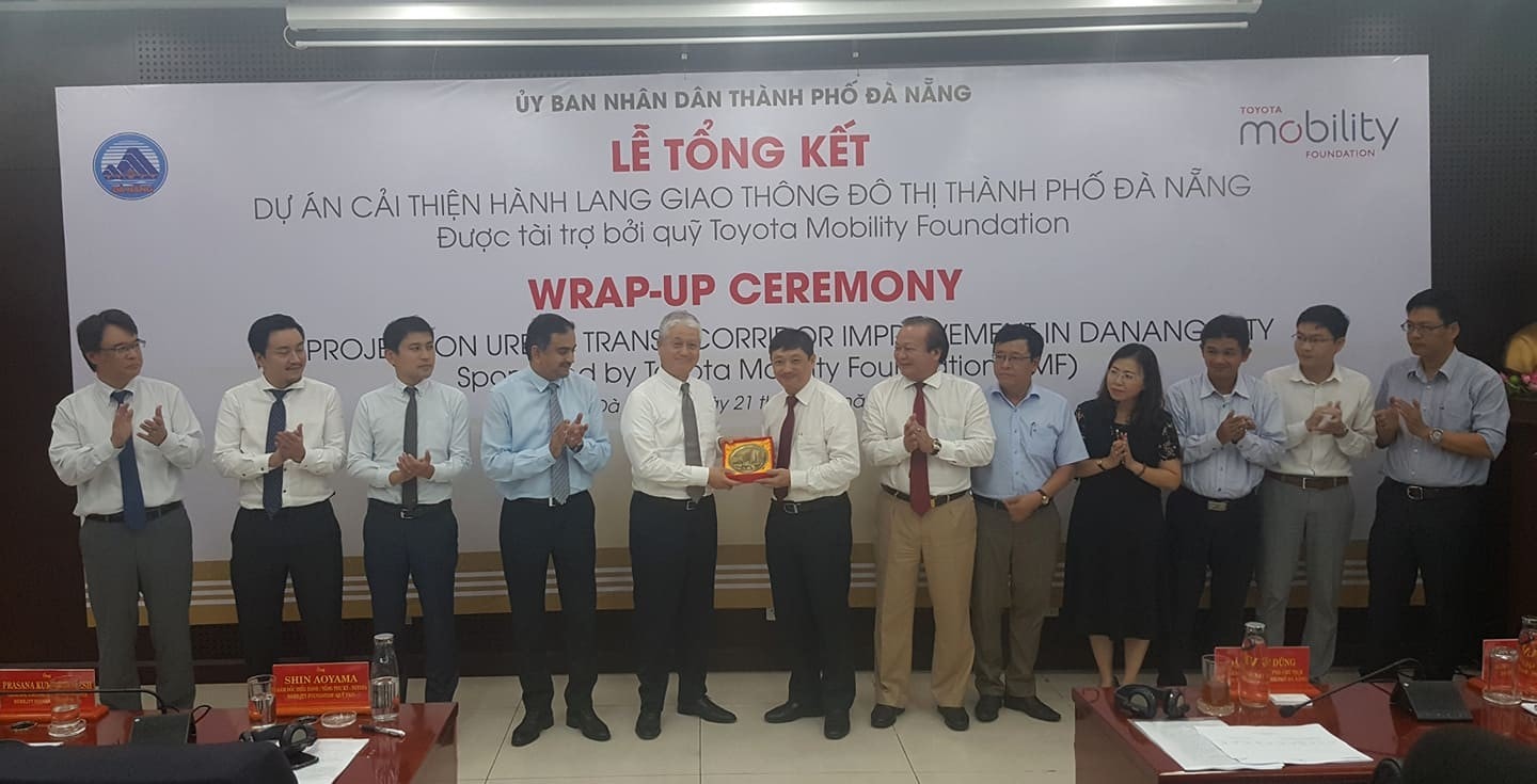 Lãnh đạo UBND thành phố Đà Nẵng tặng quà và chụp ảnh lưu niệm với lãnh đạo Quỹ Toyota Mobility Foundation