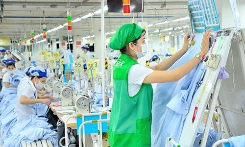 Thời gian qua, ngành may mặc và rất nhiều ngành khác gặp không ít khó khăn vì phụ thuộc nguồn nguyên liệu từ Trung Quốc - Ảnh: HOÀNG GIANG