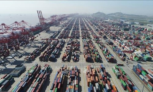 Container hàng hóa tại cảng Thượng Hải, Trung Quốc - Ảnh: THX/TTXVN