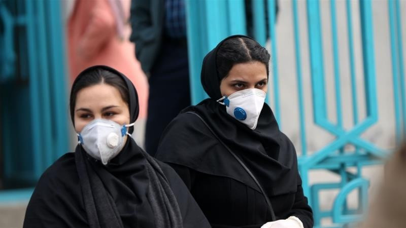 Mọi người đeo khẩu trang ở Tehran, Iran, ngày 21/2, sau khi các trường hợp nhiễm virus corona mới và tử vong được xác nhận - Ảnh: Anadolu