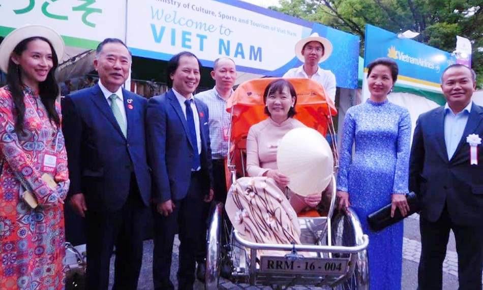 Phu nhân Thủ tướng Abe ngồi trên Cyclo Limousine tại Lễ hội Việt Nam tại Nhật Bản