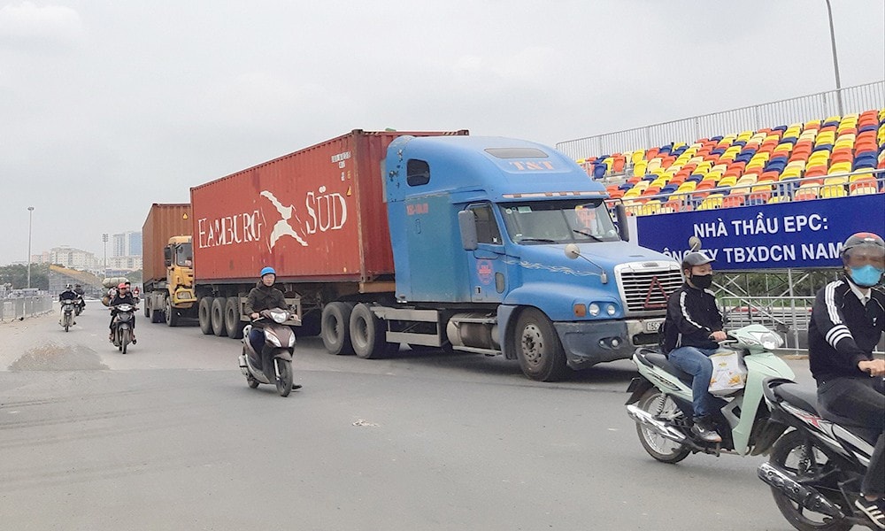 Các phương tiện phớt lờ biển cấm lưu thông vào đường đua F1 