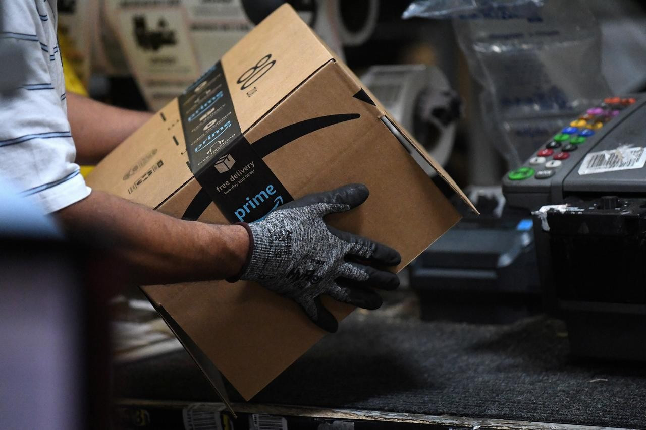 Một công nhân giao hàng của Amazon ở Baltimore, Maryland, US - Ảnh REUTERS