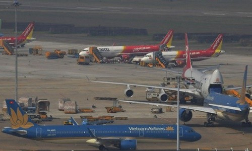 Các hãng hàng không tận dụng máy bay chở khách để chở hàng hóa - Ảnh: CAO THĂNG