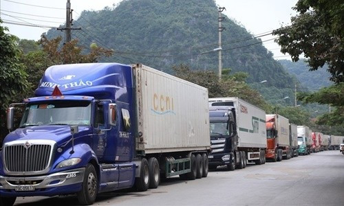Hàng trăm xe container ùn ứ tại cửa khẩu Tân Thanh 