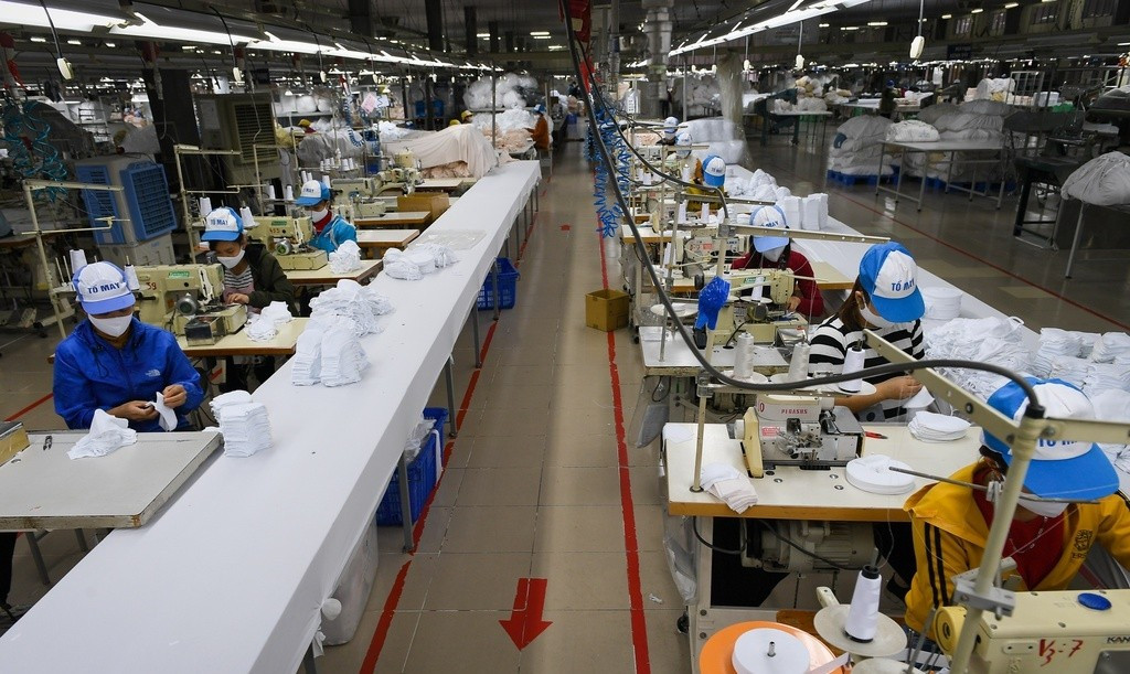 Một nhà máy sản xuất khẩu trang ở miền Bắc - Ảnh: Việt Hùng