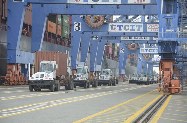 Xếp dỡ hàng container tại Cảng TCIT