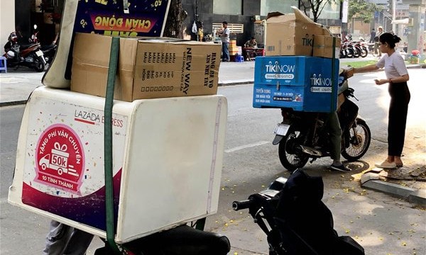 Thương mại điện tử, dịch vụ bán hàng tận nơi kéo thị trường bán lẻ lên giữa dịch Covid-19. Ảnh minh họa