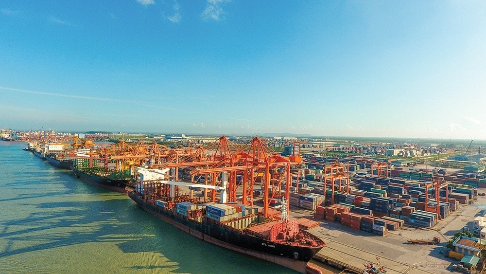 Sau 45 năm thống nhất đất nước, hạ tầng ngành Hàng hải Việt Nam ngày càng hiện đại, có khả năng tiếp nhận được những con tàu lớn nhất thế giới (Trong ảnh: Cảng Tân Vũ, Hải Phòng)