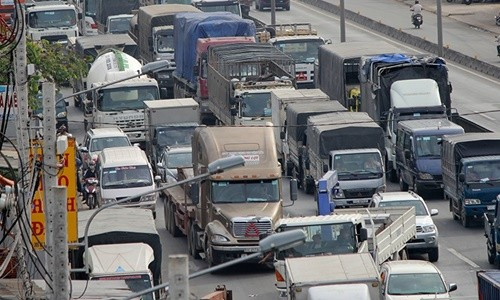 Doanh nghiệp vận tải sẽ được miễn, giảm phí bảo trì đường bộ trong ba tháng - Ảnh: HOÀNG GIANG