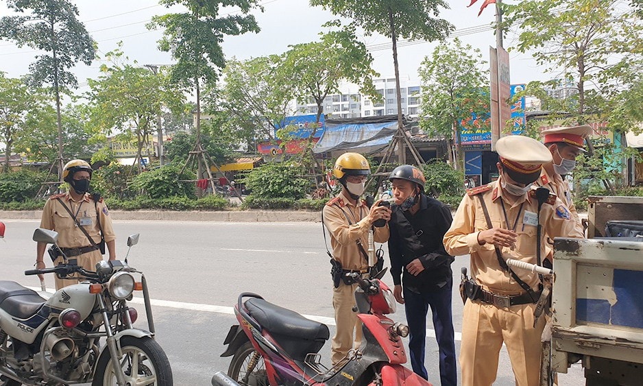 Đội CSGT số 9, Hà Nội kiểm tra người điều khiển xe máy khi người này vừa rời quán nhậu trên QL32 địa bàn huyện Hoài Đức