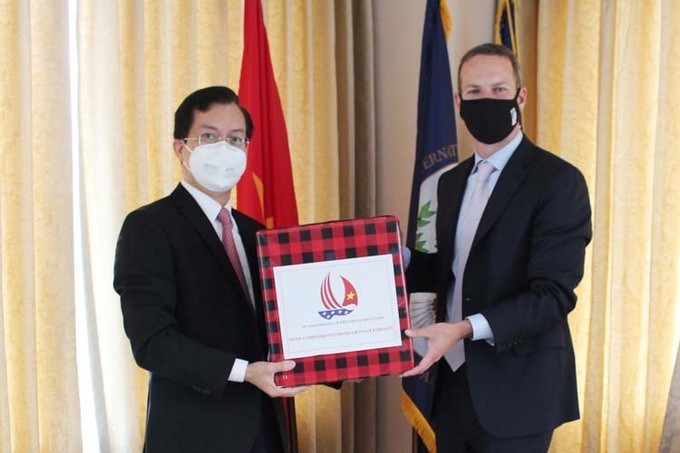 Đại sứ Việt Nam tại Mỹ Hà Kim Ngọc, trái, trao 500 khẩu trang cho ông Boehler để tặng DFC tại thủ đô Washington ngày 02/6 - Ảnh: ĐSQVNTM