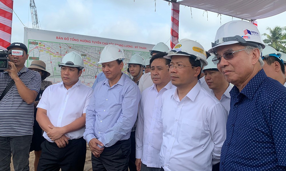 Thứ trưởng Bộ GTVT Nguyễn Nhật thăm Dự án cao tốc Trung Lương - Mỹ Thuận (Thứ 2 từ phải sang)