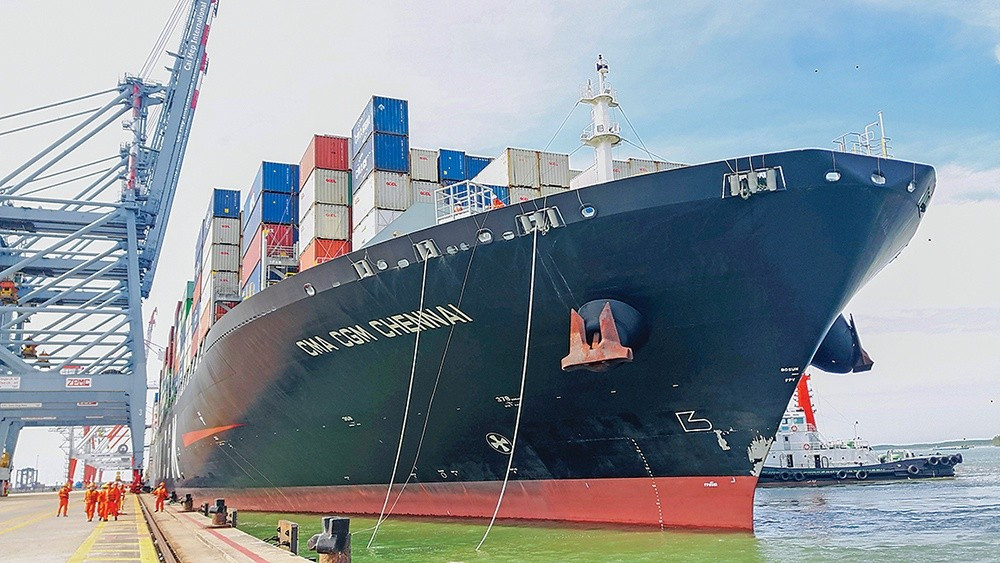 Cụm cảng Cái Mép - Thị Vải đang khẳng định vị thế cảng trung chuyển quốc tế với hạ tầng cơ sở hiện đại và ngày càng đón được các cỡ tàu lớn nhất thế giới (Trong ảnh: Tàu cập cảng CMIT)