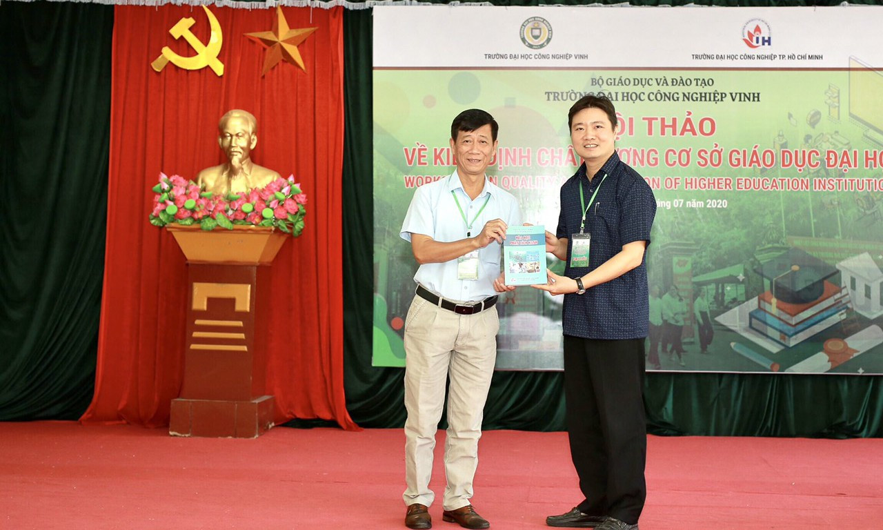 GS.TS. Lê Văn Tán, Phó Hiệu trưởng IUH trao tặng 20 đầu sách cho TS. Trần Mạnh Hà, Quyền Hiệu Trưởng IUV