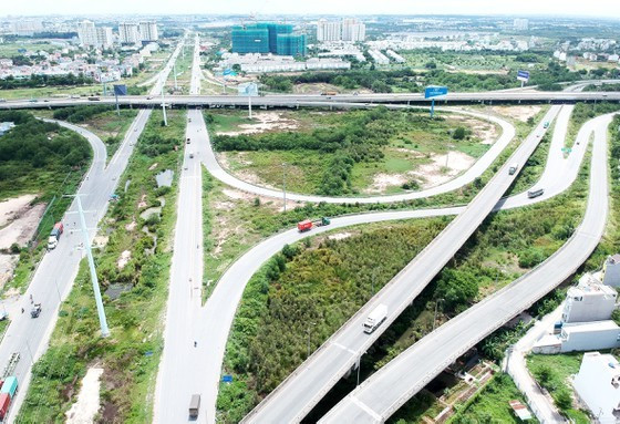 TPHCM ưu tiên phát triển hạ tầng giao thông để tháo gỡ các “nút thắt” tăng trưởng - Ảnh: CAO THĂNG