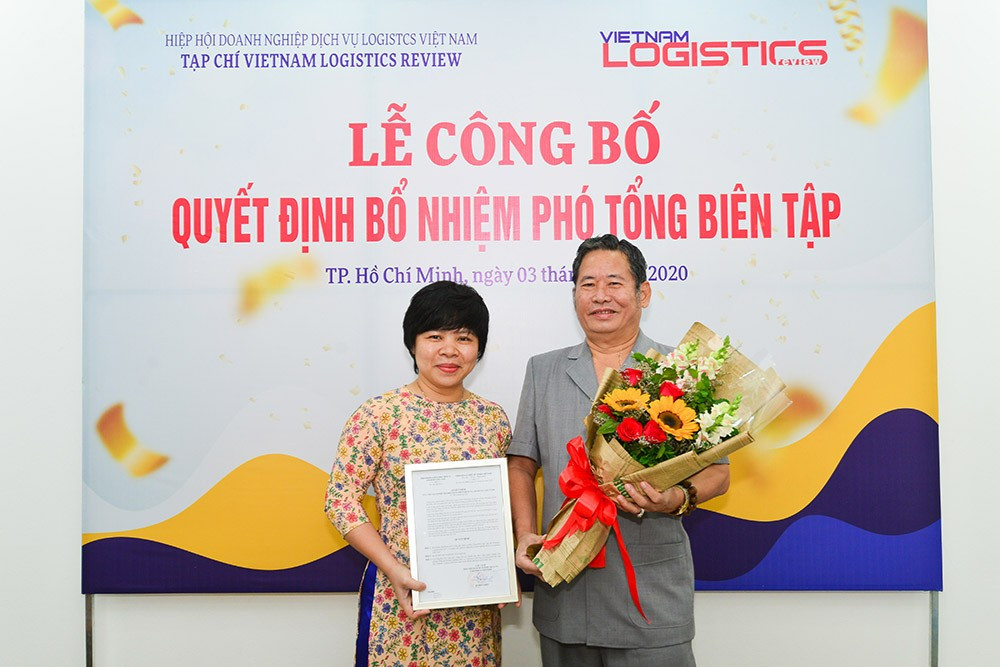 Deputy Editor-in-chief of VLR Magazine - Nguyen Si Binh presents flowers to congratulate the new Deputy-Editor-in-Chief - Pham Kim Lien