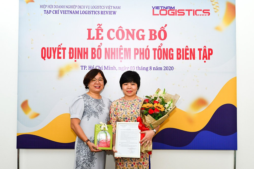Trưởng Ban Tài chính Kế toán - Trương Thu Hà tặng quà chúc mừng tân Phó Tổng Biên tập - Phạm Kim Liên