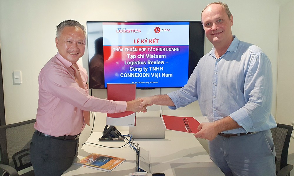 VLR’s representative, Dr. Le Van Hy, Editor in Chief, signed the agreement with the representative of Connexion Ltd., (Dibee), Mr. Thomas Beurthey, founder and CEO