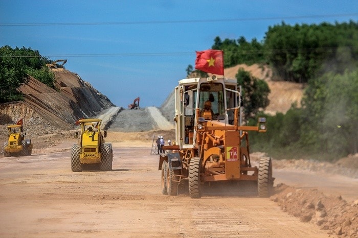 Quy định về thời gian vay vốn tín dụng của nhà đầu tư tại 5 dự án PPP cao tốc Bắc - Nam nhằm quản chặt năng lực tài chính của các nhà đầu tư, khắc phục triệt để các bất cập trong thời gian qua (Trong ảnh: Thi công cao tốc Cam Lộ - La Sơn) - Ảnh: Duy Lợi