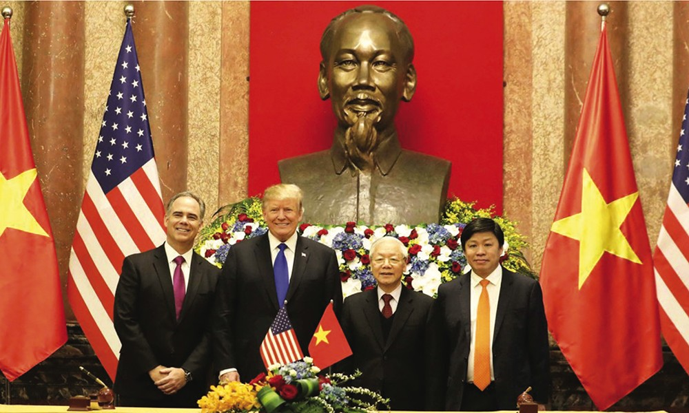 Tổng Bí thư, Chủ tịch nước Nguyễn Phú Trọng và Tổng thống Hoa Kỳ Donald Trump tại Lễ ký kết thỏa thuận thương mại giữa VietjetAir và Công ty General Electric (ngày 27/2)