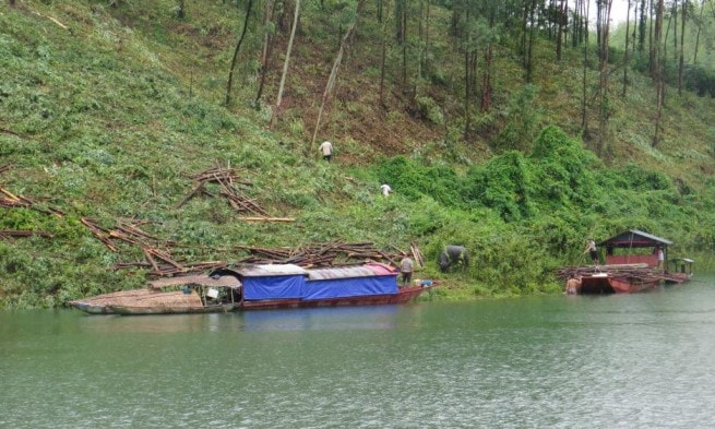 Phương tiện gia dụng trên hồ thủy điện Thác Bà, tỉnh Yên Bái