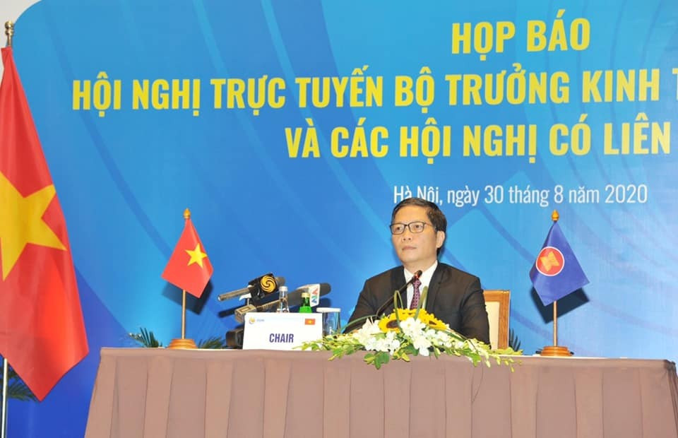 Bộ trưởng Trần Tuấn Anh trả lời câu hỏi tại buổi họp báo