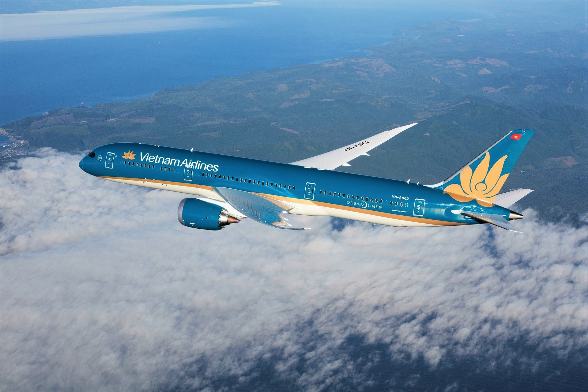 In the situation that the number of passenger flights went down drastically, Vietnam Airlines pushed up their cargo transport to make up of the revenue