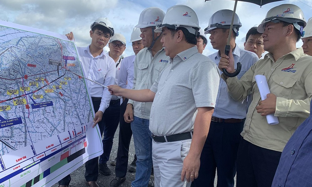 Ông Hồ Minh Hoàng, Chủ tịch HĐQT Công ty CP BOT Trung Lương - Mỹ Thuận khảo sát tiến độ dự án ngày 16/9