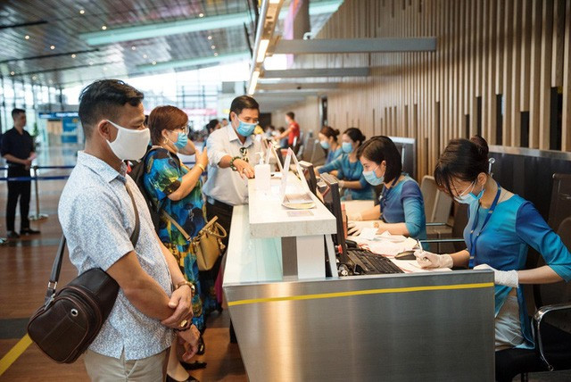 Hành khách làm thủ tục chuyến bay nội địa tại sân bay Vân Đồn (Quảng Ninh) - Ảnh: Ngọc Hà