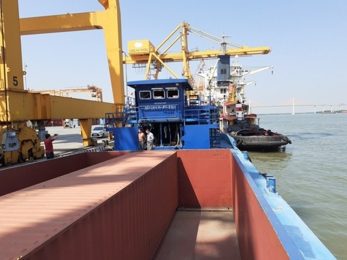 Phương tiện thủy pha sông biển (VR-SB) làm hàng tại cảng biển Hải Phòng