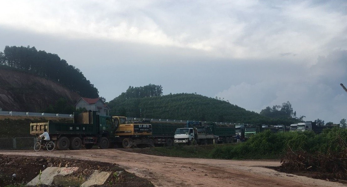 Xe tải nặng vận chuyển đất trên đường gom cụm công nghiệp Hương Sơn