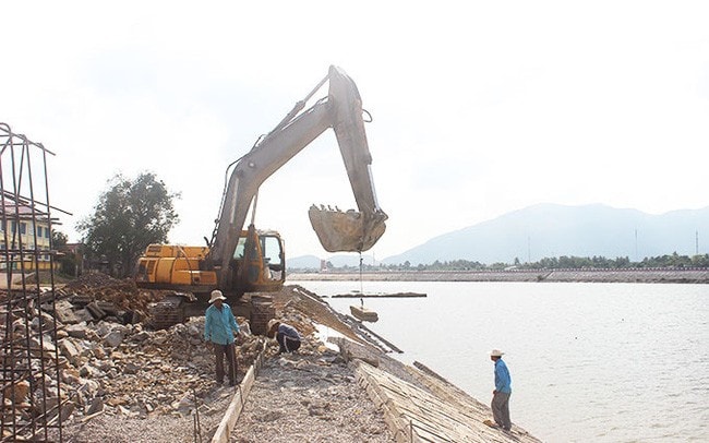 Thi công dự án Kè chống sạt lở bờ bắc thị trấn Diên Khánh, huyện Diên Khánh, Khánh Hòa