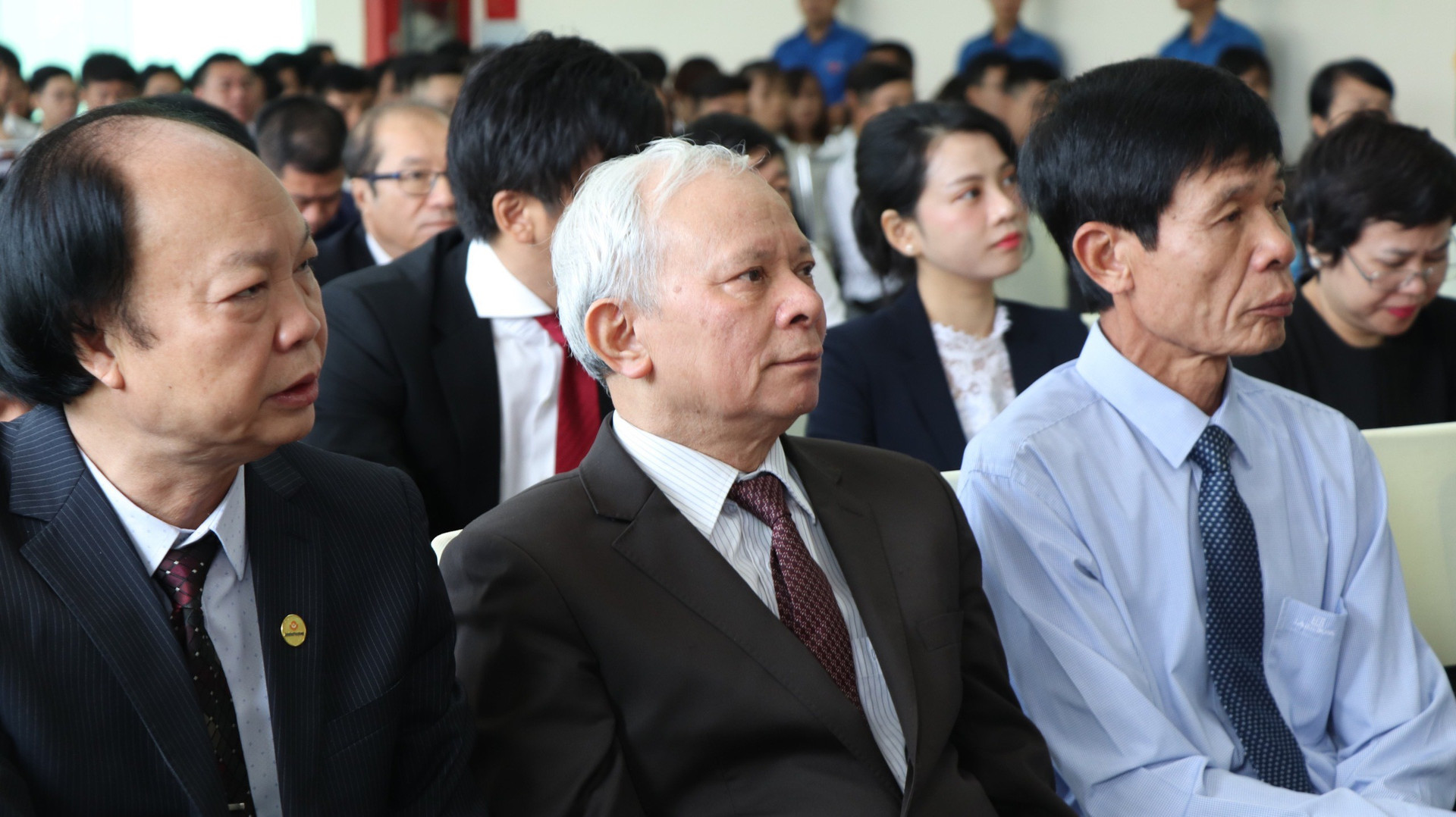 TS. Hà Văn Hải (giữa) tại Hội nghị các Nhà đầu tư Trường Đại học Công nghiệp Vinh năm 2020