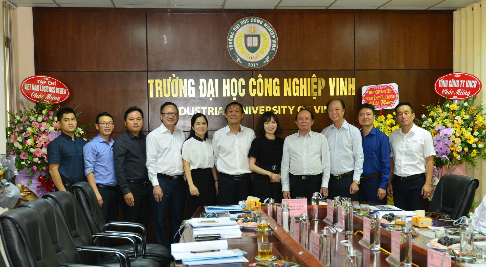 Ông Trần Lê Dũng, TS. Hà Văn Hải, ông Nguyễn Đình Thắng (tính từ vị trí thứ 6, từ trái sang phải) chụp ảnh lưu niệm cùng Ban Lãnh đạo trường Đại học Công nghiệp Vinh 