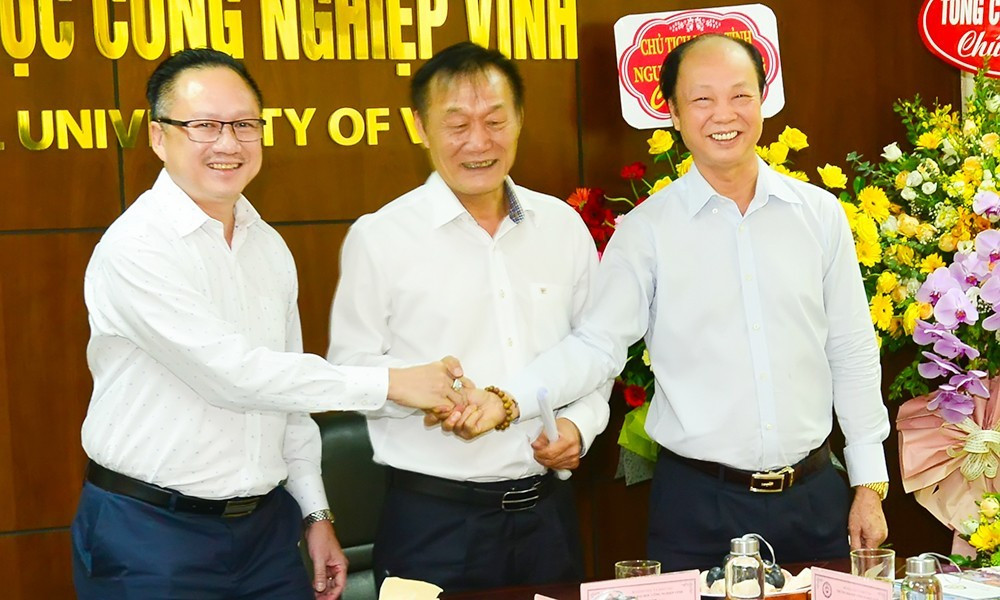 Ông Trần Lê Dũng (giữa), ông Nguyễn Đình Thắng (phải) cùng TS. Lê Văn Hỷ tại Hội nghị các Nhà đầu tư Trường Đại học Công nghiệp Vinh năm 2020  