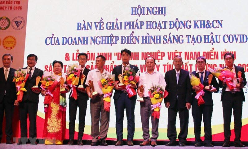 Ông Lê Như Vũ – Tổng Giám đốc SAPUWA vinh dự nhận giải thưởng “Doanh nghiệp điển hình sáng tạo Việt Nam 2020” (ngoài cùng bên phải)